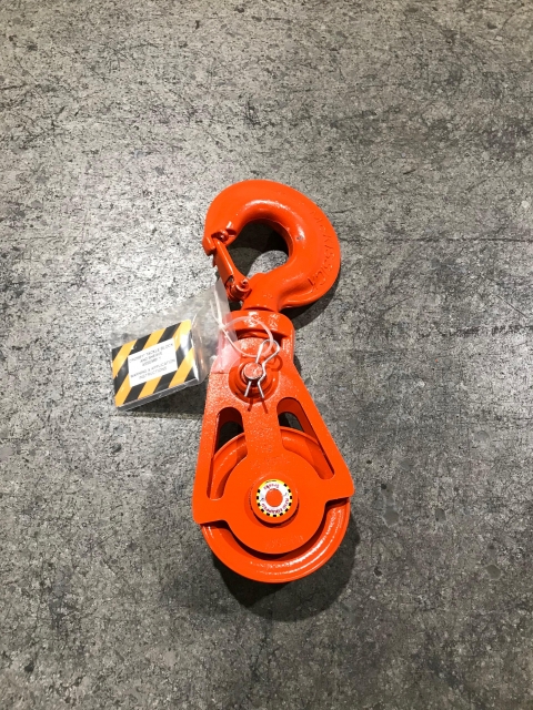 images showing the new evolution snatch block in the 8-ton capacity rating